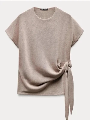 Zara topp med knytning  - Säljer nu denna supersöta stickade toppen med knyt detalj på sidan från Zara. Aldrig använd!💗