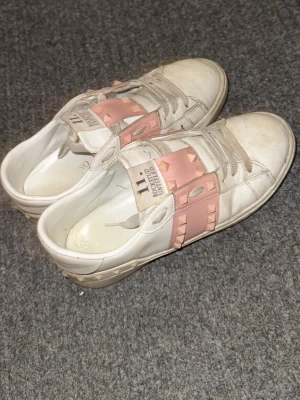 Valentino - Säljer mina valentino skor som jag då inte använder💓 (priset kan diskuteras)