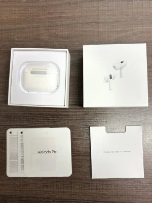 Apple AirPods Pro 2 - Säljer ett par Apple AirPods Pro som är helt nya och oanvända. Allt är i originalförpackning och i perfekt skick – jättefina!  Perfekta för dig som vill ha grymt ljud, brusreducering och bekväm passform.