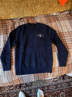 Escendi sweater - Mörkblå stickad sweater ifrån Escendi med broderad logga och text på bröstet samt stor vit Escandi text på ryggen. Sweatern är i kashmir och är perfekt för dig som gillar stilrena och unika plagg. Sweatern är i storlek XS, och har aldrig använts pga två i julklapp. Hör av er!!👌