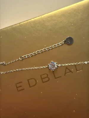 Tunt armband med gnistrande sten - Helt nytt! Aldrig använt 