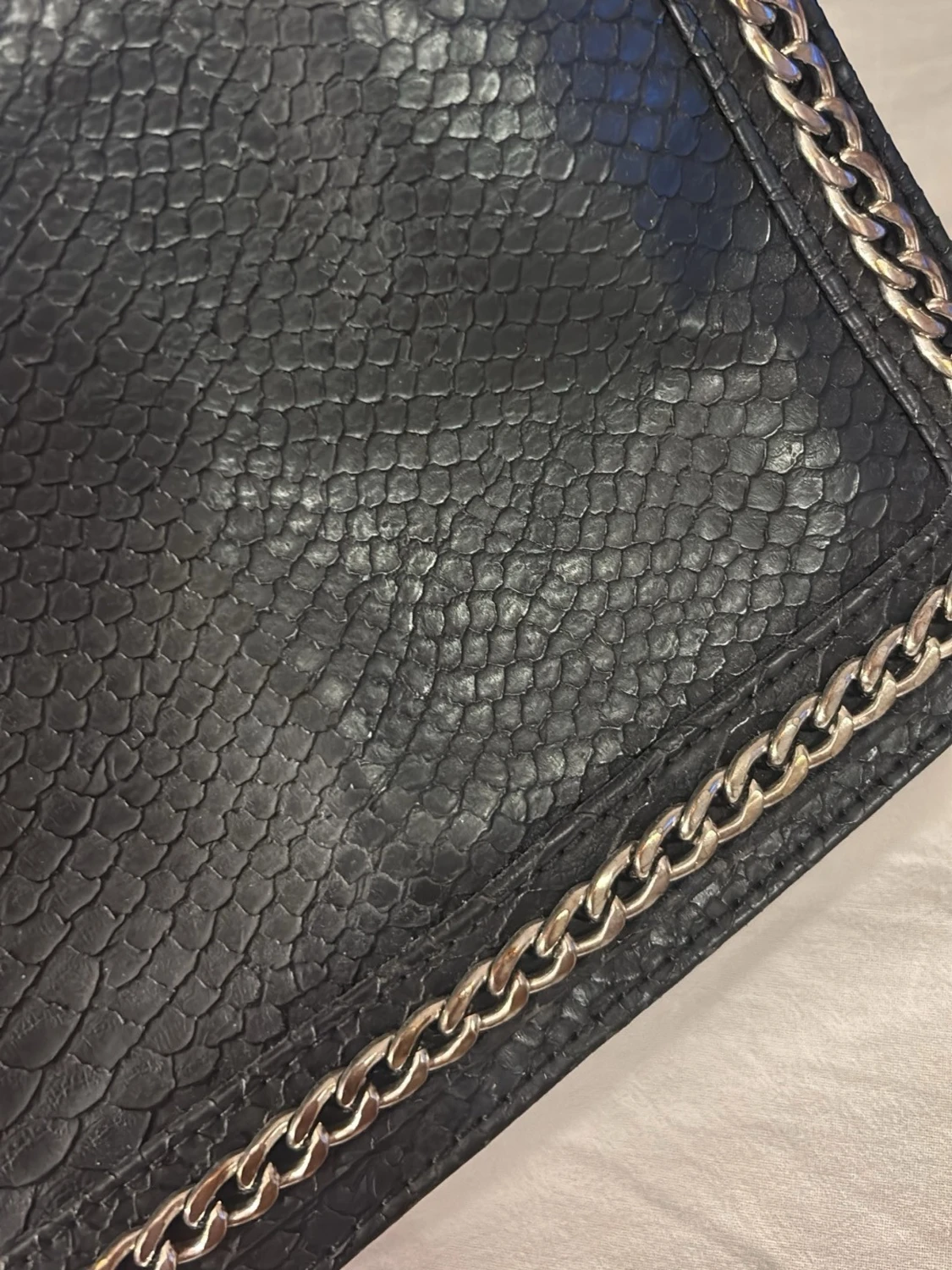 Svart handväska med kedjerem - 1