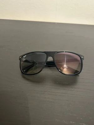 Rayban boyfriend  - Helt nya, hel svarta, endast solglasögonen kommer med vid köp, hör av dig vid minsta lilla fundering! 