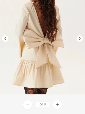 Rosettklänning - Supersöt och trendig rosettklänning i storlek S, från bubbleroom. Använd 1 gång. Inget slitage. Köptes för 799kr och är slutsåld i nästan alla storlekar. 