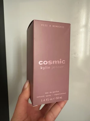 Cosmic Kylie Jenner Eau de Parfum - Cosmic från Kylie Jenner är en parfym. Fått i present men tyvärr inte min typ av parfym. Endast sprayat en gång. Innehåller 50 ml eau de parfum.