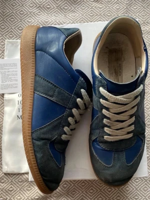 Maison margiela replica gats -  maison margiela har replica i en snygg blå färg, storlek 43. Bra skick utan skador eller defekter, skitsnygga, äkta. Box kommer med och dustbags 