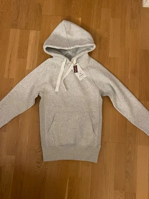 Russemerch hoodie - Ljusgrå hoodie från Russemerch i storlek S! Prislapp kvar då jag inte hann skicka tillbaka💗