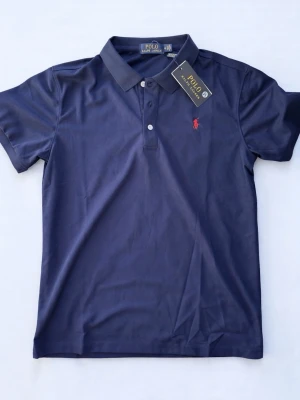 Ralph Lauren pike NY - Säljer en sprillans ny Ralph Lauren piké, den är som sagt i helt ny skick och har aldrig använts. Nypris: 1695kr Mitt pris:699 Jag har inget kvitto på köpet därav priset😊Det är bara höra av dig vid några frågor! //Oscar på global clothing🤝