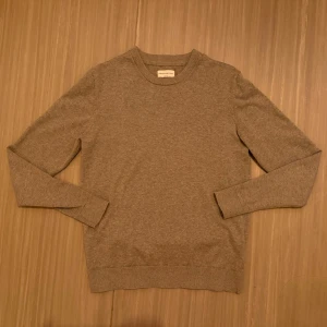 Grå sweatshirt från These Glory Days  - En stilren grå tröja från These Glory Days med rund halsringning och långa ärmar. Tillverkad i mjukt material som passar perfekt till lager-på-lager. Klassisk passform och ribbade muddar vid ärmslut och nederkant. Använd fåtal gånger, inga defekter och nypriset ligger på 700kr