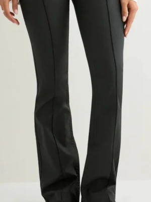 Svarta bootcut jeans från nelly - Snygga svarta bootcut jeans med markerad söm framtill. Jeansen har låg midja och klassisk femficksdesign. Materialet är stretchigt för extra komfort och passform. Perfekta för dig som vill ha en trendig och stilren look.