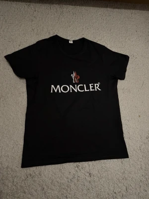 Svart Moncler t-shirt med logga - Helt ny aldrig använd. Storlek S