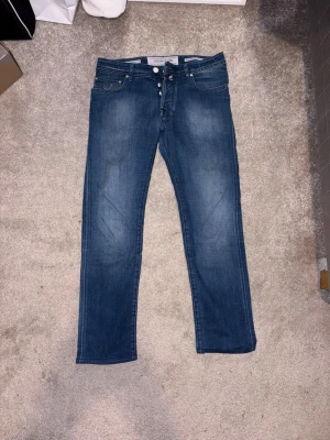 Jacob Cohen 688 - Snygga blå jeans från Jacob Cohen style 688. Tillverkade i mjukt denimtyg som sitter skönt hela dagen. Stl 30W 30L. Hör av dig vid frågor och funderingar