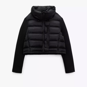 Svart croppad dunjacka - Snygg svart croppad dunjacka med quiltad front och hög krage. Jackan har långa, släta ärmar och dragkedja framtill samt en bröstficka med dragkedja. 