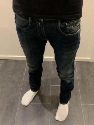 Replay Anbass Jeans Dark Fade - Säljer dessa tvärfeta replay jeans i Anbass modell och skitsnygg färg o fade. Storlek 31/32 o har även stretch material. Skriv gärna vid intresse!