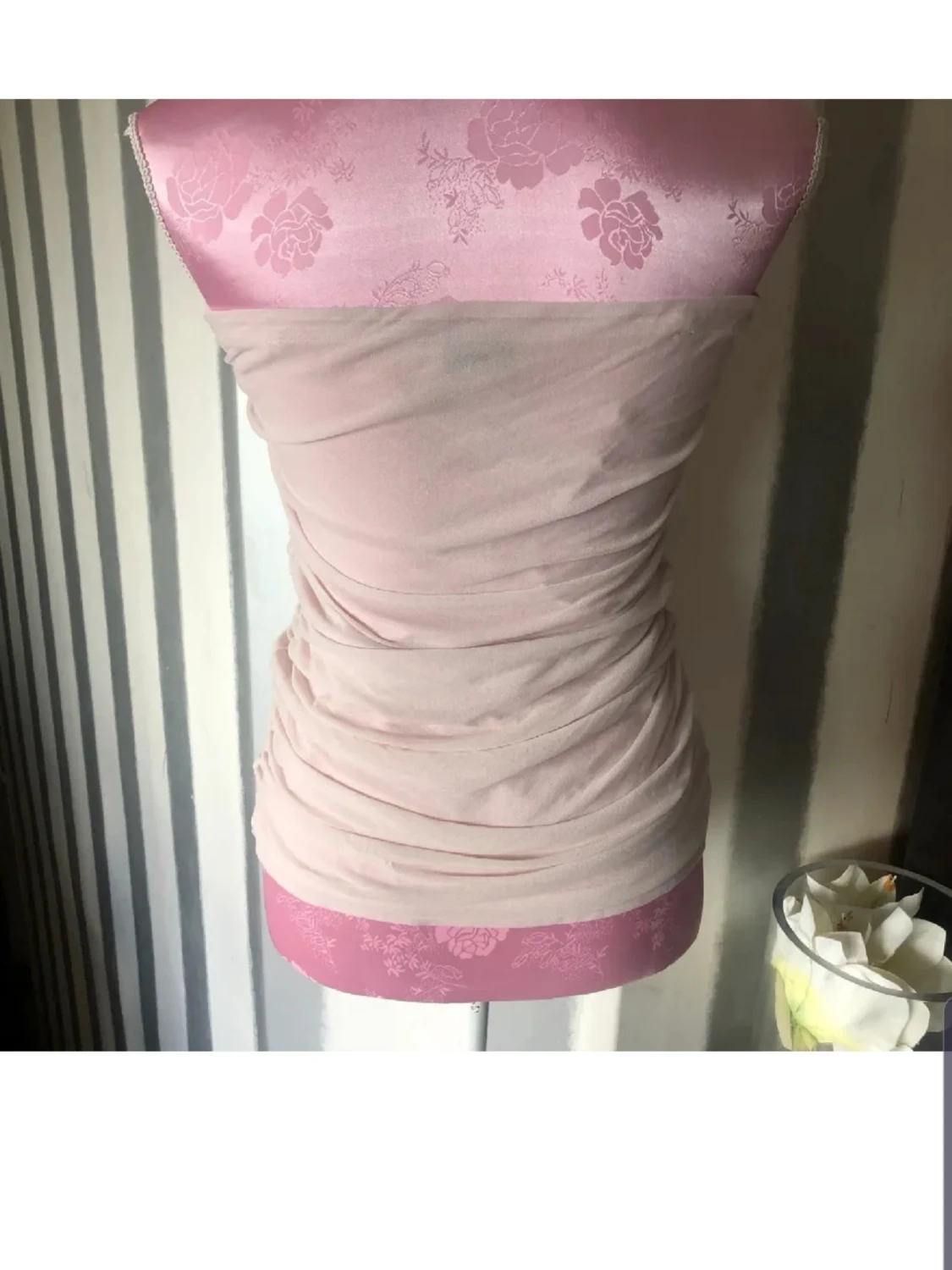 Ljusrosa bandeau topp med volang - 2