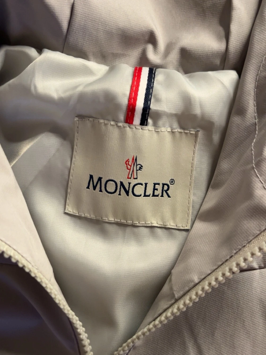 Beige vindjacka från Moncler - 1