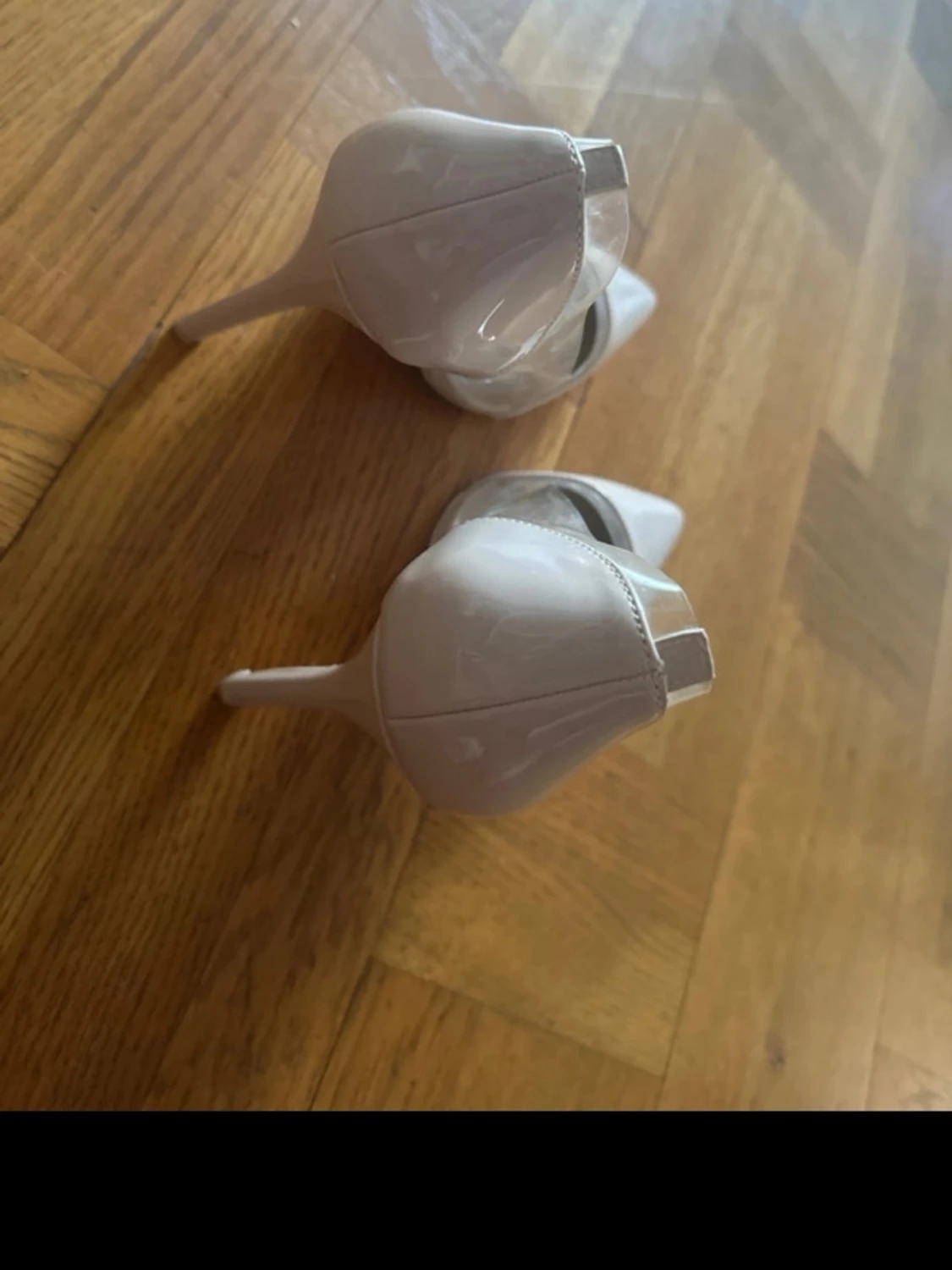 Vita pumps med transparent detalj - 6