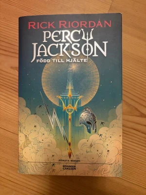 Percy Jackson: Född till hjälte - Säljer boken 'Percy Jackson: Född till hjälte' av Rick Riordan. Perfekt för dig som gillar äventyr, fantasy och mytologi. På svenska