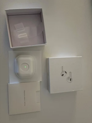 AirPods (3rd Generation)  - Säljer ett par vita Apple AirPods Pro med trådlöst laddningsetui. Snygg och kompakt design i plast, perfekt för dig som vill ha grymt ljud och brusreducering. Levereras i originalförpackning med tillbehör.