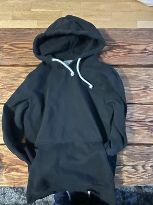 Pier one hoodie - Säljer denna svarta pier one hoodie för den börjar bli lite för liten för mig. Jävligt fett och pris kan diskuteras