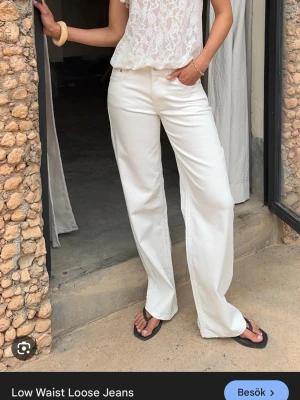 Vita low waist loose fit jeans - Ett par skitsnygga vita jeans från Nelly i nyskick men som man ser på bilderna är de tyvärr för korta för mig som är 175/6😔 nytvättade så därav ser de lite ”skrynkliga ut”. Strl 38🥰🥰Vill även nämna att jag sprätt upp den nedesta sömmmen för att få de längre, men inget som syns! 