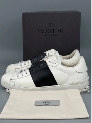 Valentino opens - Skorna är i bra skick och har  använts försiktig, perfekta nu till sommaren! Självklart är skorna äkta! Storlek: 41.5 (passar (42) · Färg: vit&svart  · Nytt pris~7280 sek / 690 € · tillbehör. Du får såklart me boxen och dustbag!…  skriv till oss om du är intresserad eller vill ha mer bilder! 