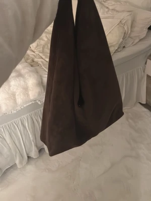 Gina Tricot väska  - Säljer min helt oanvända mocka väska från Gina Tricot. Perfekt att ha till skola eller andra tillfällen.