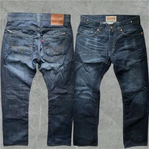 Vintage Levis jeans - Snygga Levis jeans med straight passform. Storlek 31/32. Modellen är 183cm. Midja 39cm, Längd 105cm, Benvidd 21cm. Skriv vid funderingar💬