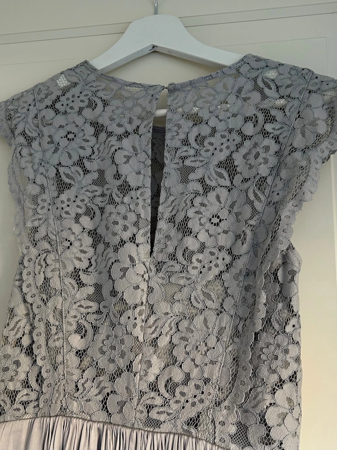 Ljusgrå långklänning med spets - 2