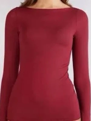 Mörkröd långärmad topp - En enkel och stilren mörkröd långärmad topp med rund halsringning. Toppen har en tight passform och är tillverkad i ett mjukt och stretchigt material som sitter snyggt på kroppen. Perfekt att matcha med jeans eller kjol.