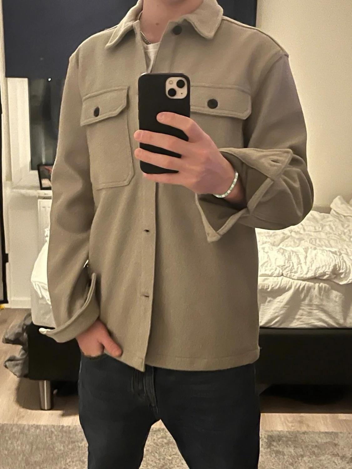 Beige overshirt med fickor