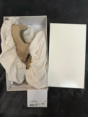 Maison margiela gats (beige/42) - Great condition margiela gats, never worn. Completely new. Comes with box and dustbags (everything included in the picture). Same day shipping. Receipt is available!