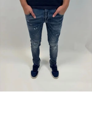 Dondup George Jeans - Säljer ett par blå Dondup George jeans sitter som slim fit, nypris-4000kr mitt pris-1050kr, nyskick använd max 5 gånger 9,5/10 i skick, storlek 31 