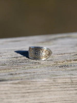 Silverring med snirkligt mönster - Handgjord ring gjord av bestick i nysilver. Ca 19 mm i diameter.