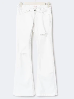 Vita bootcut jeans med slitningar - Säljer ett par vita bootcut jeans med snygga slitningar på låren och knäna. Jeansen är mycket populära och är tillverkade i ett mjukt bomullsmaterial. Perfekt för dig som gillar en avslappnad men trendig stil.  Dessa är även helt oanvända. 