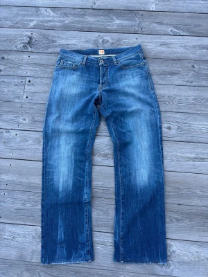 Vintage Hugo Boss Jeans - Vintage straight leg jeans.  Brand: Hugo Boss Tagged size: 35/34  Waist (flat): 44,5cm Length: 107cm Leg opening: 23cm  Follow my profile for 10% off your purchase!  More jeans available on my profile.  Nr: 45