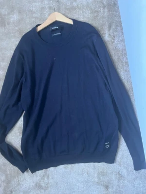Stickad tröja från replay - Marinblå stickad tröja från replay i merinoull. Inga defekter och i storlek S. Skriv vid minsta fundering!