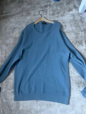 Stickad tröja från stenströms - Ljusblå stickad tröja från stenströms i storlek M. I Vädligt bra skick! Skriv vid minsta lilla fundering!