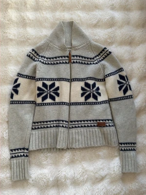 Stickad krage zip up - Väldigt fin stickad zip up med krage från peak performance . Storlek Xs. Oanvänd