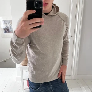 Oscar Jacobsson cashmere hoodie - Oscar Jacobsson cashmere hoodie i storlek S. Litet håll som ni ser men inget som märks. sitter fint på modellen som är 180,75 kg. Väldigt najs! ✌️