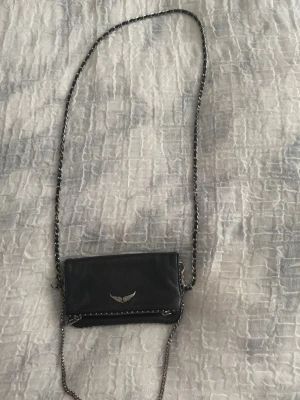 Liten Zadig Voltaire väska  - Jätte fin Zadig & Voltaire väska! De är en liten modell. Finns tecken på användning då det har rostats lite grann vid kedjorna!🤩