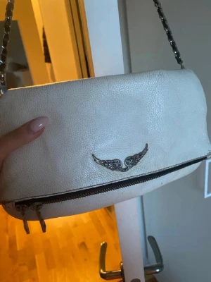 Vit axelväska med kedjerem - Vit Zadig axelväska med fickor! 🩷