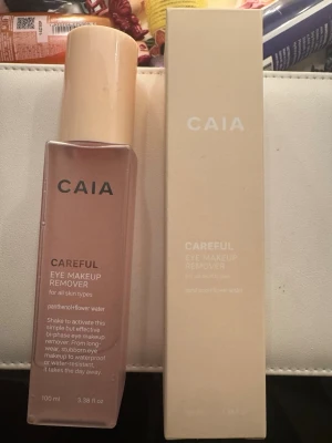 CAIA Careful Eye Makeup Remover - Säljer en CAIA Careful Eye Makeup Remover, 100 ml. Tvåfasig ögonmakeupborttagning med panthenol och blomvatten, passar alla hudtyper. Kommer i en stilren, ljusrosa plastflaska med matchande lock och originalförpackning.