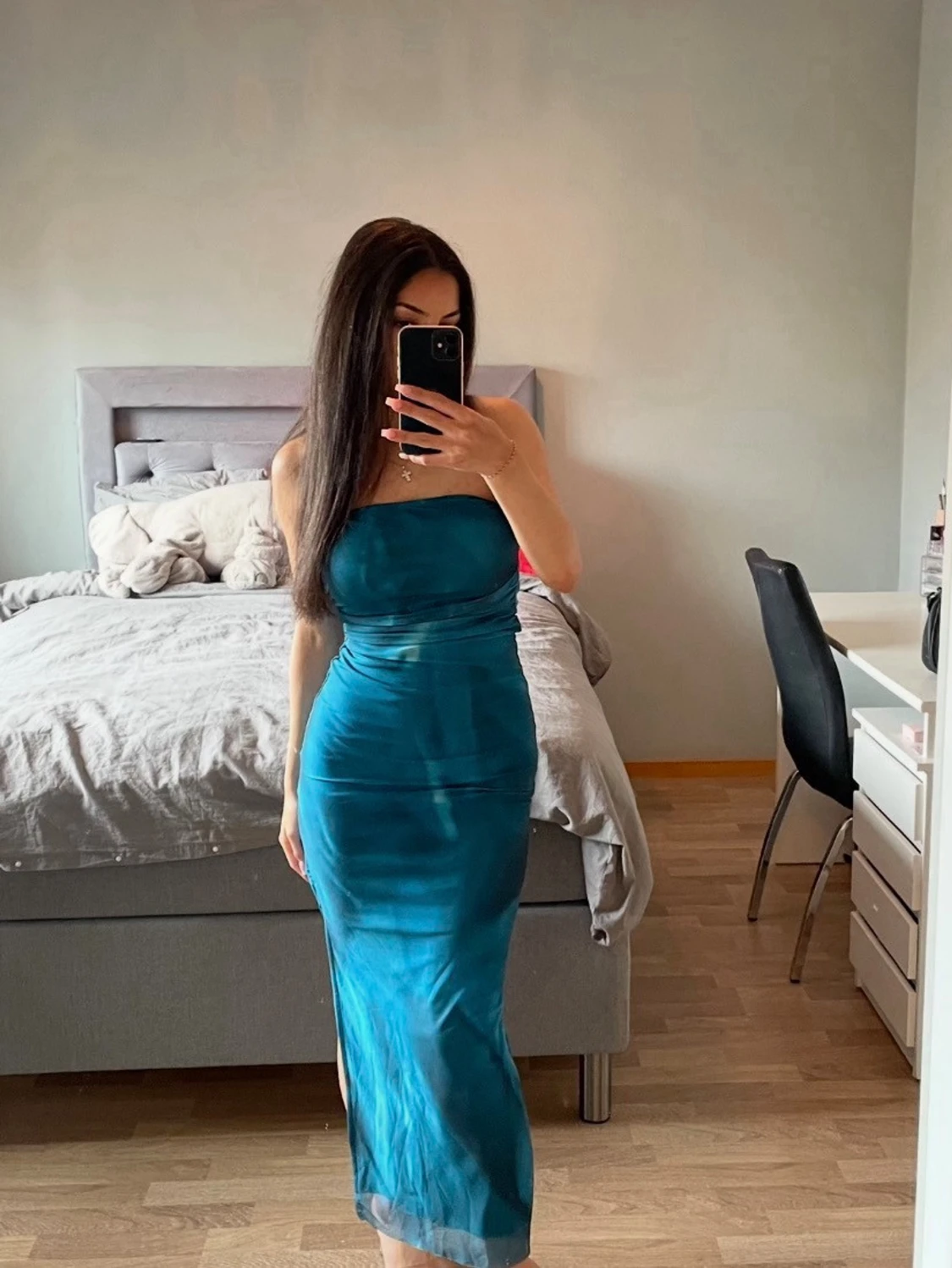 Blå axelbandslös långklänning