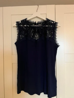 Spets topp - Säljer ett superfint linne/topp med spets! Toppen är i fint skick och finns inga defekter, fråga gärna något eller kom med prisförslag! Det står på lappen att den är i storlek M, men jag skulle säga att den mer passar som en S.