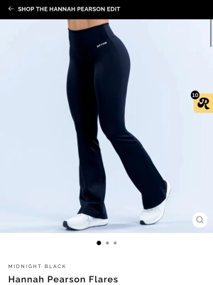 Svarta flares leggings från DFYNE - HANNAH PEARSON FLARES!! DFYNE. Snygga svarta leggings med utsvängda ben. Tillverkade i ett stretchigt material som ger en smickrande look. Perfekta för dig som gillar trendiga och bekväma byxor.