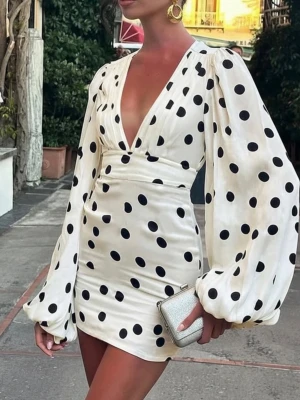 Prickig klänning  - Prickig adoore liknande klänning, oöppnad och oanvänd då jag råkade köpa två st💓