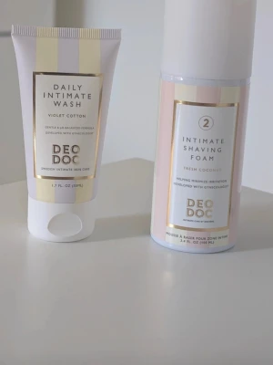 DEODOC intimtvätt & raklödder - Säljer ett kit från DEODOC med Daily Intimate Wash Violet Cotton och Intimate Shaving Foam Fresh Coconut. Båda produkterna är i vita och ljusgula förpackningar med gulddetaljer och är utvecklade tillsammans med gynekolog. Perfekt för intimvård och rakning.