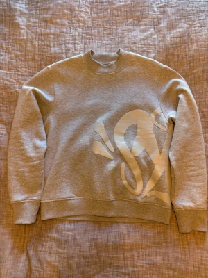 Syna world dress - En skön grå syna world tröja som endast är använd ett fåtal gånger. Skulle säga den passar mellan 184-190. Kvitto finns och förpackning finns!