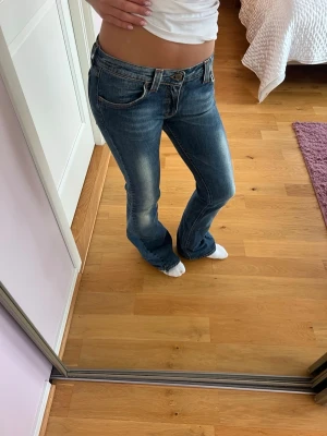 Nudie Jeans - Bootcut jeans, har sytt längst ner!